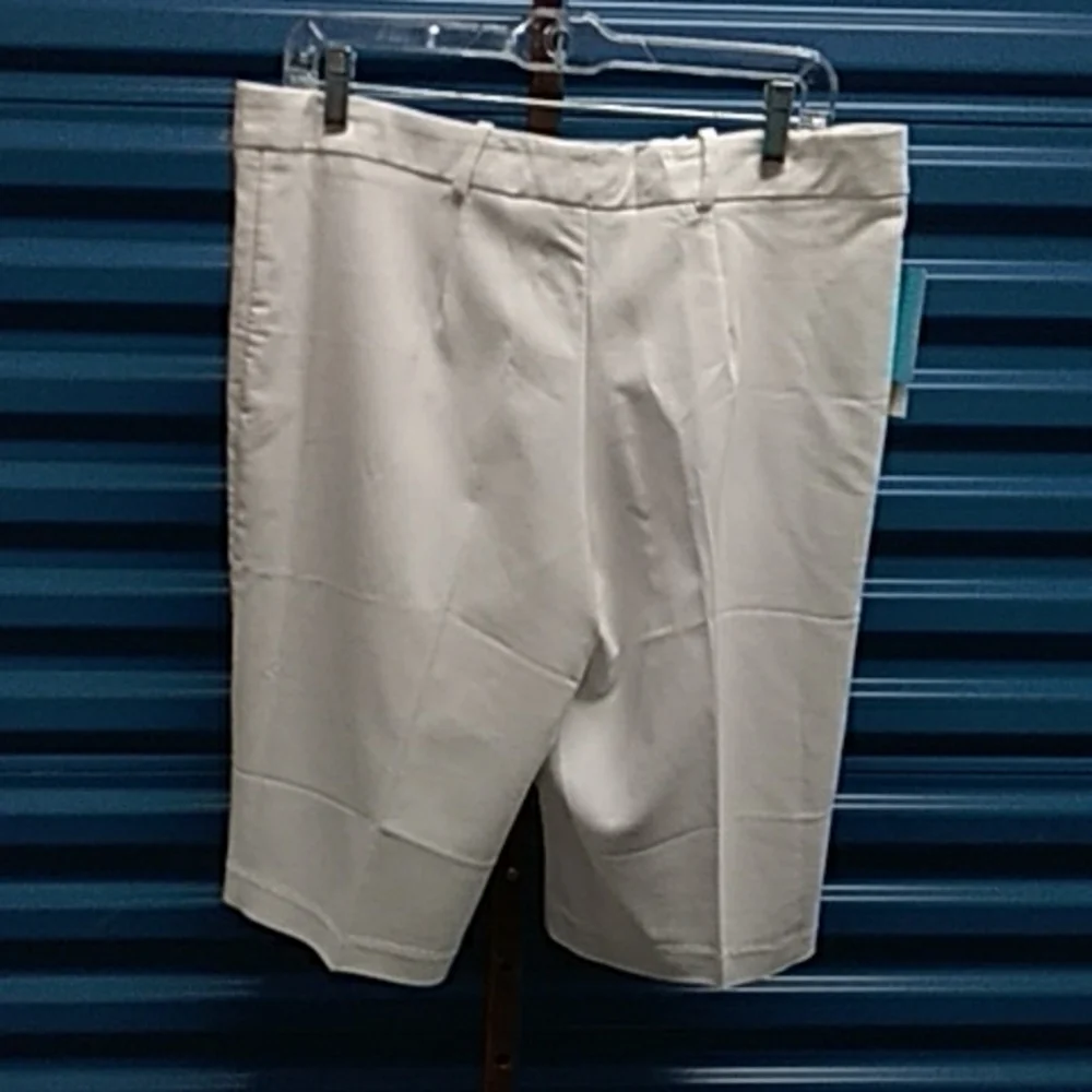 White Bermuda shorts. In Moda - Picture 3 of 3